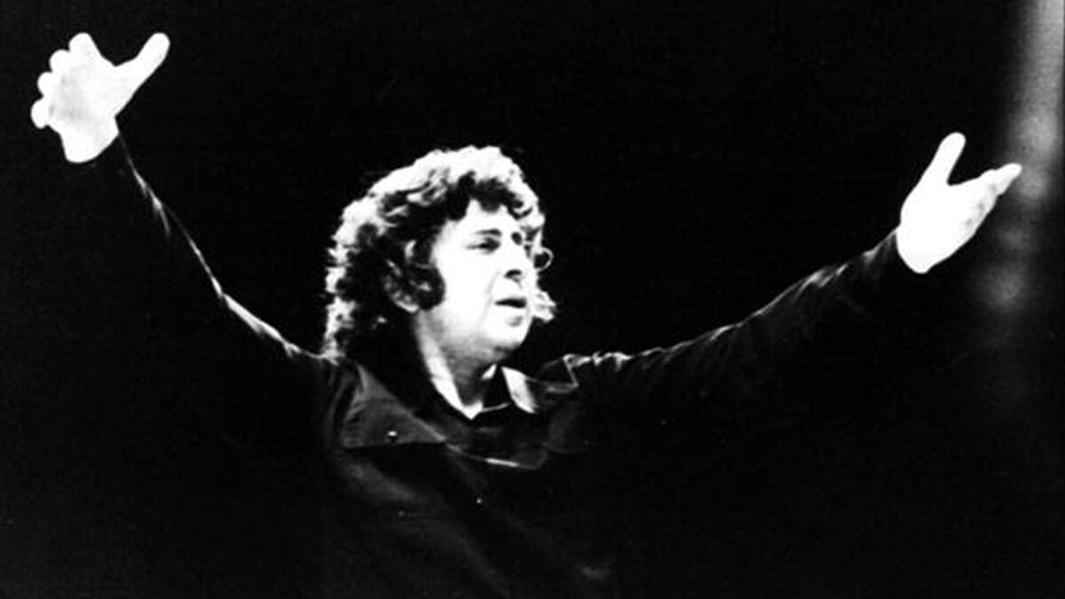 Ο Μίκης Θεοδωράκης διευθύνει...