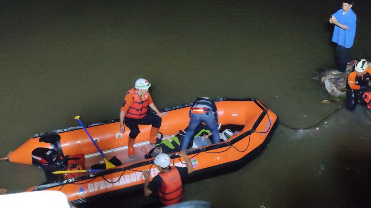 Διάσωση μαθητών που έπεσαν μέσα σε ποταμό στην Ινδονησία