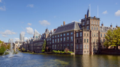 Το ιστορικό (κτίστηκε τον 13ο αιώνα) κτίριο Binnenhof στη Χάγη που φιλοξενεί το αστικό κοινοβούλιο την έδρα του Πρωθυπουργού και το Υπουργείο Εξωτερικών της Ολλανδίας από το 1584