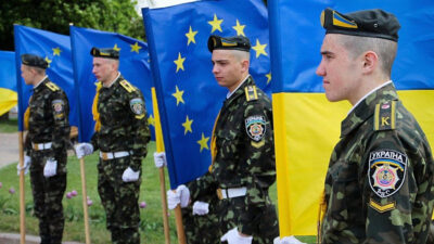Ουκρανοί στρατιώτες με τη σημαία της Ευρωπαϊκής Ένωσης
