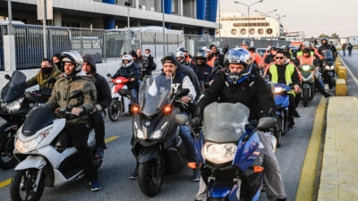 Συγκέντρωση στο ΣΕΜΠΟ στο λιμάνι του Πειραιά και μηχανοκίνητη πορεία στο υπουργείο Εμπορικής Ναυτιλίας από εργαζομένους της COSCO στα πλαίασια της νέας 24ωρης απεργίας, Παρασκευή 29 Οκτωβρίου 2021.