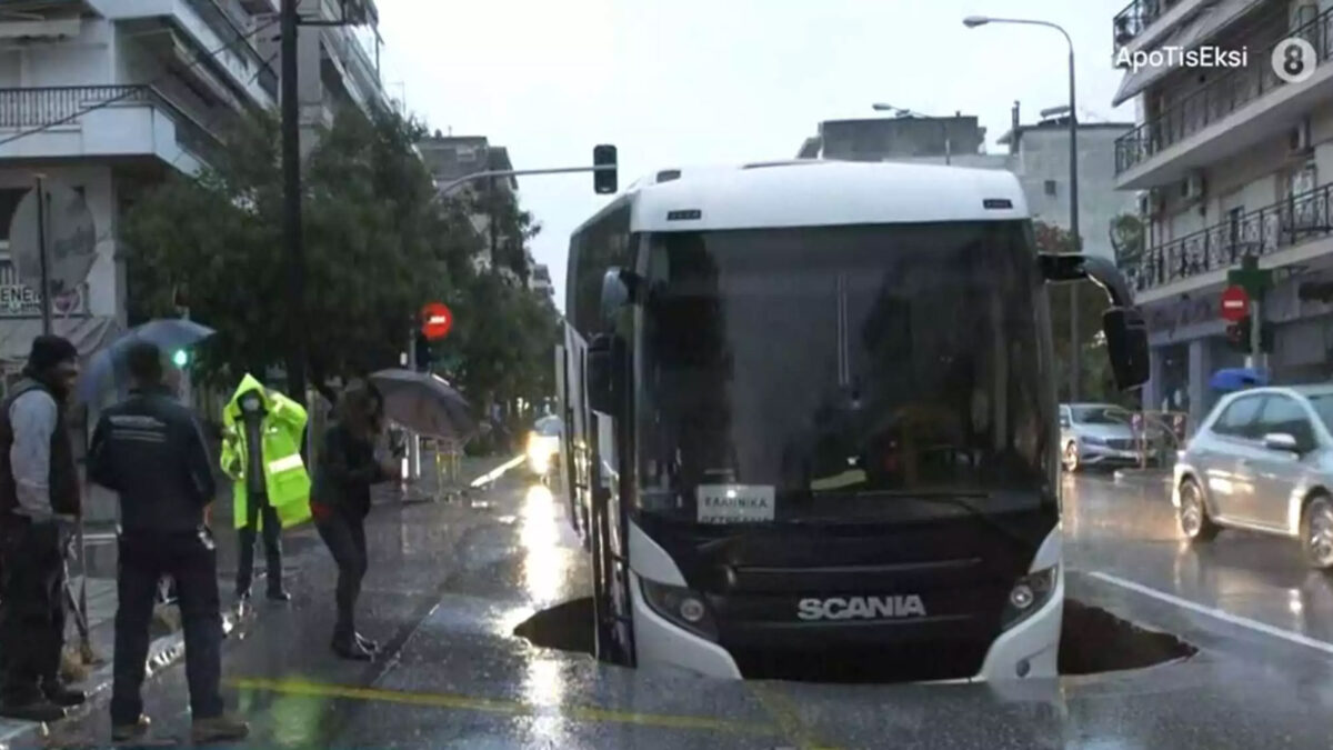 Μια τάφρος βάθος αρκετών μέτρων δημιουργήθηκε ξαφνικά όταν υποχώρησε το οδόστρωμα σε κεντρικό δρόμο στη Θεσσαλονίκη και μέσα έπεσε λεωφορείο - 15/10/2021