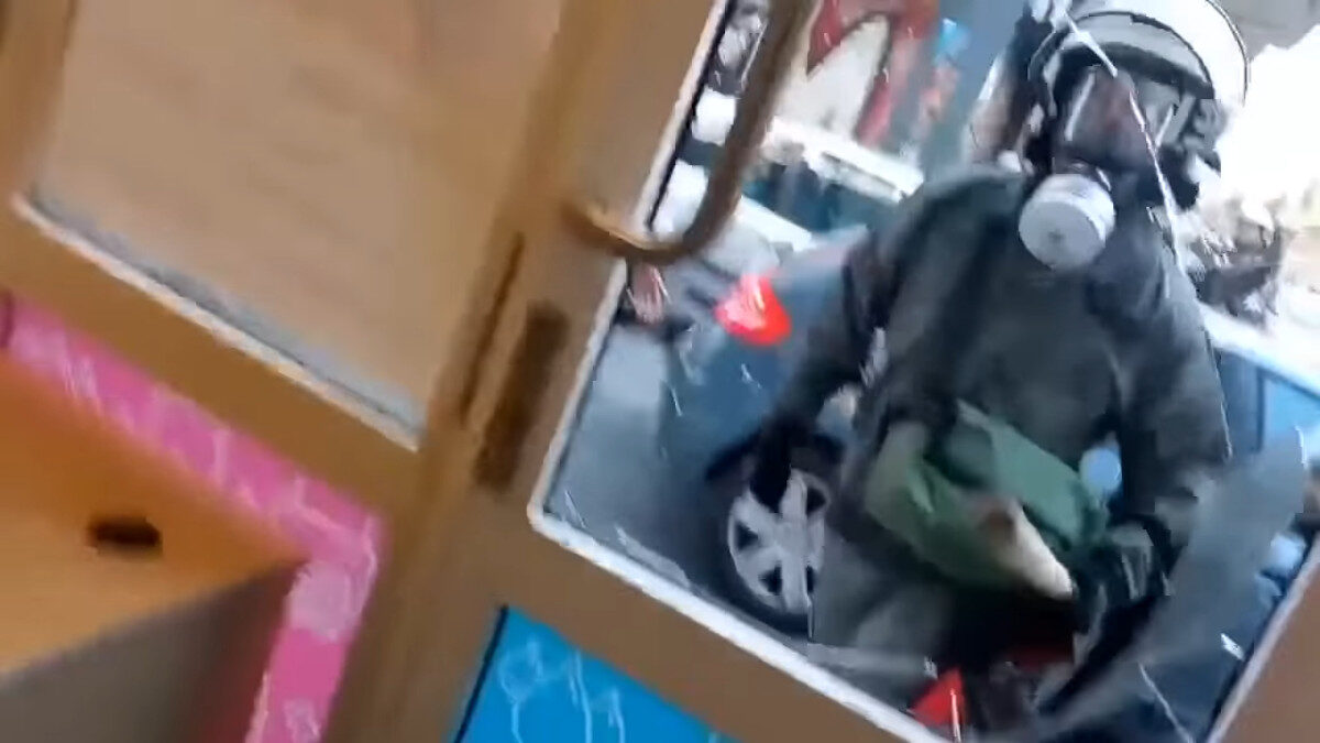 Στιγμιότυπο απ' την επίθεση ΜΑΤ σε κατάστημα με αποτέλεσμα τον τραυματισμό μιας κοπέλας