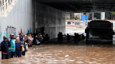 Πλημμυρισμένος ανισόπεδος κόμβος της Ποσειδώνος μπροστά στο Ίδρυμα Νιάρχου - Επιβάτες λεωφορείου βοηθάνε ο ένας τον άλλο για να απεγκλωβιστούν - 15/10/202