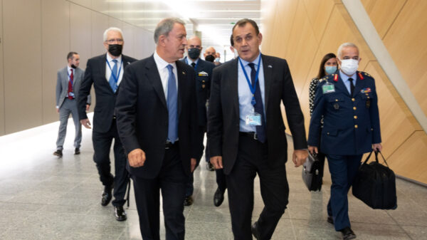 Σύνοδος Άμυνας ΝΑΤΟ: Συνάντηση και συνομιλία είχαν οι Παναγιωτόπουλος και Ακάρ