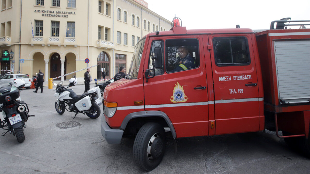 Επέμβαση της Πυροσβεστικής στα Διοικητικά Δικαστήρια της Θεσσαλονίκης μετά από τηλεφώνημα για βόμβα