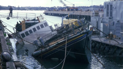 Το πλοίο Rainbow Warrior της GEENPEACE στο λιμάνι του Όκλαντ, της Νέας Ζηλανδίας βυθισμένο από τις Γαλλικές Μυστικές Υπηρεσίες (DGSE)