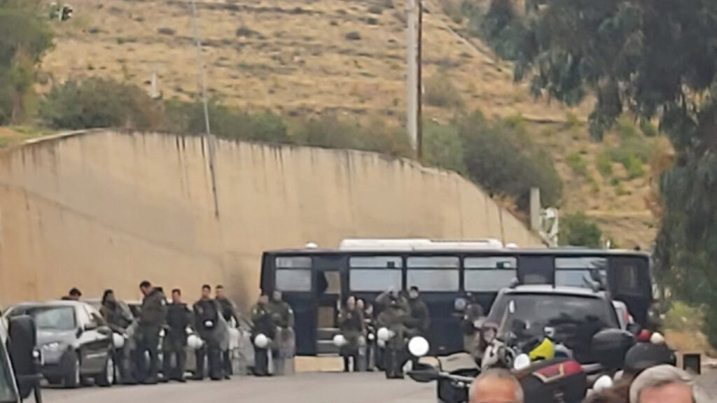 ΜΑΤ και Αύρα της Αστυνομίας ενάντια στη δυναμική κινητοποίηση - αποκλεισμό του ΣΜΑ στο Σχιστό