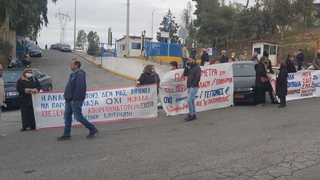 Δυναμική κινητοποίηση - αποκλεισμό του ΣΜΑ στο Σχιστό που πραγματοποιείται από το πρωί της Δευτέρας, από την Συντονιστική Επιτροπή ενάντια στη δημιουργία ΜΕΑ (Μονάδας Επεξεργασίας Απορριμάτων)