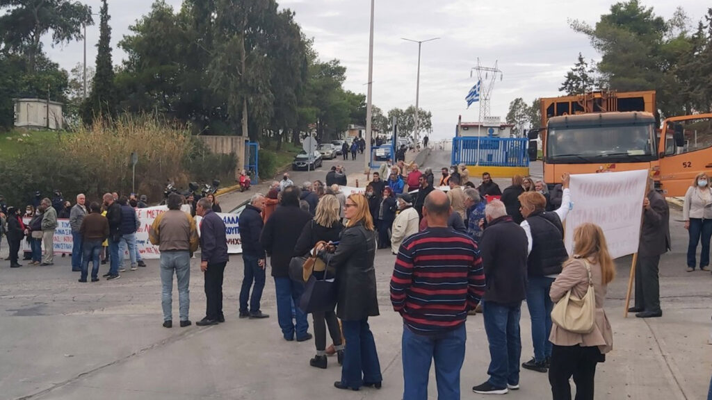 Δυναμική κινητοποίηση - αποκλεισμό του ΣΜΑ στο Σχιστό που πραγματοποιείται από το πρωί της Δευτέρας, από την Συντονιστική Επιτροπή ενάντια στη δημιουργία ΜΕΑ (Μονάδας Επεξεργασίας Απορριμάτων)