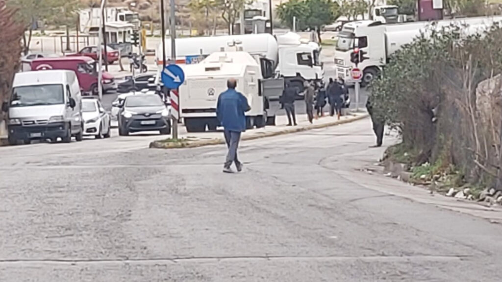 ΜΑΤ και Αύρα της Αστυνομίας ενάντια στη δυναμική κινητοποίηση - αποκλεισμό του ΣΜΑ στο Σχιστό