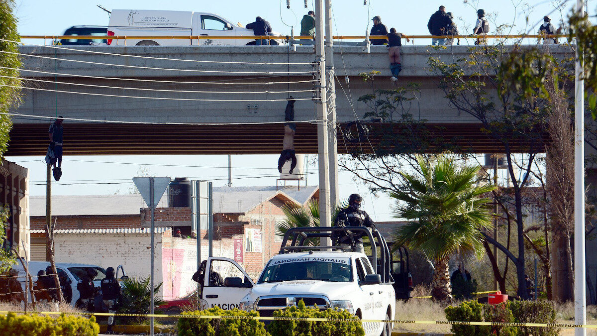 Έξι πτώματα κρεμασμένα από μία γέφυρα στο Μεξικό