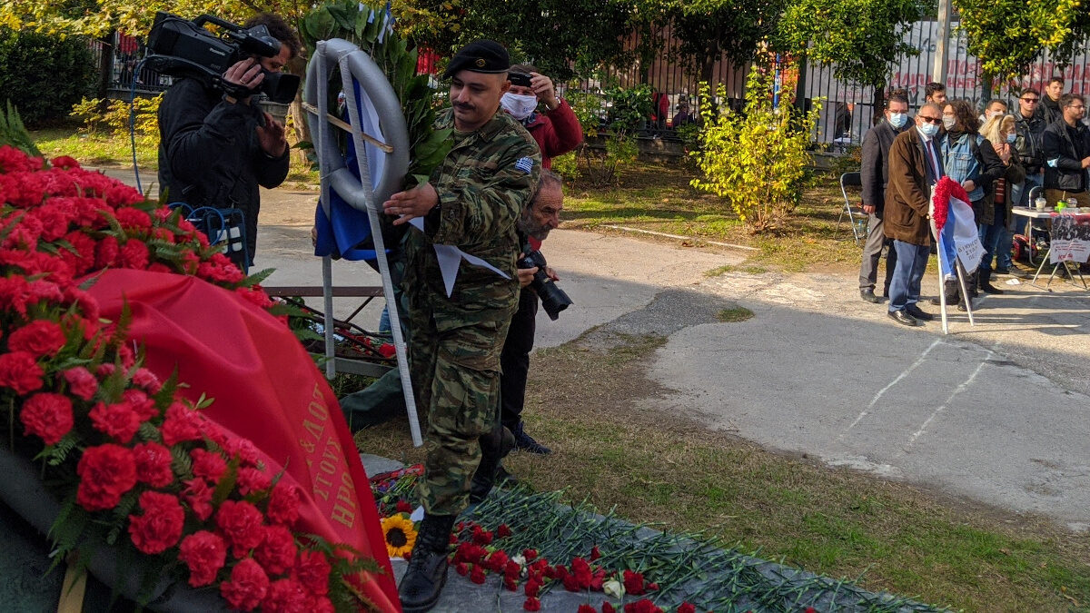 Κατάθεση στεφάνου από στρατευμένους στο μνημείο για τους πεσόντες της εξέγερσης του Πολυτεχνείου 1973 - 16/11/21 / Πηγή: ALT.GR