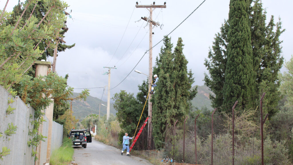  Συνεργειο της ΔΕΔΥΕΕ επισκευάζει καμένη ασφάλεια στο δίκτυο της ΔΕΗ έξω από το εργοστάσιο μετά την ηλεκτροπληξία