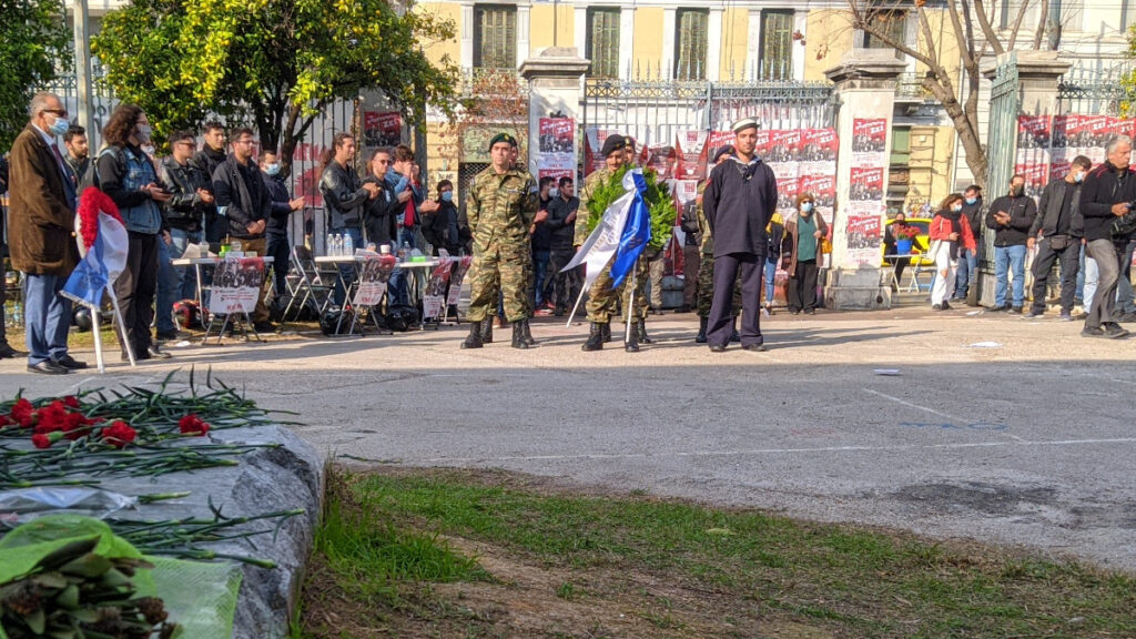 Κατάθεση στεφάνου από στρατευμένους στο μνημείο για τους πεσόντες της εξέγερσης του Πολυτεχνείου 1973 - 16/11/21 / Πηγή: ALT.GR