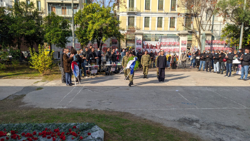 Κατάθεση στεφάνου από στρατευμένους στο μνημείο για τους πεσόντες της εξέγερσης του Πολυτεχνείου 1973 - 16/11/21 / Πηγή: ALT.GR