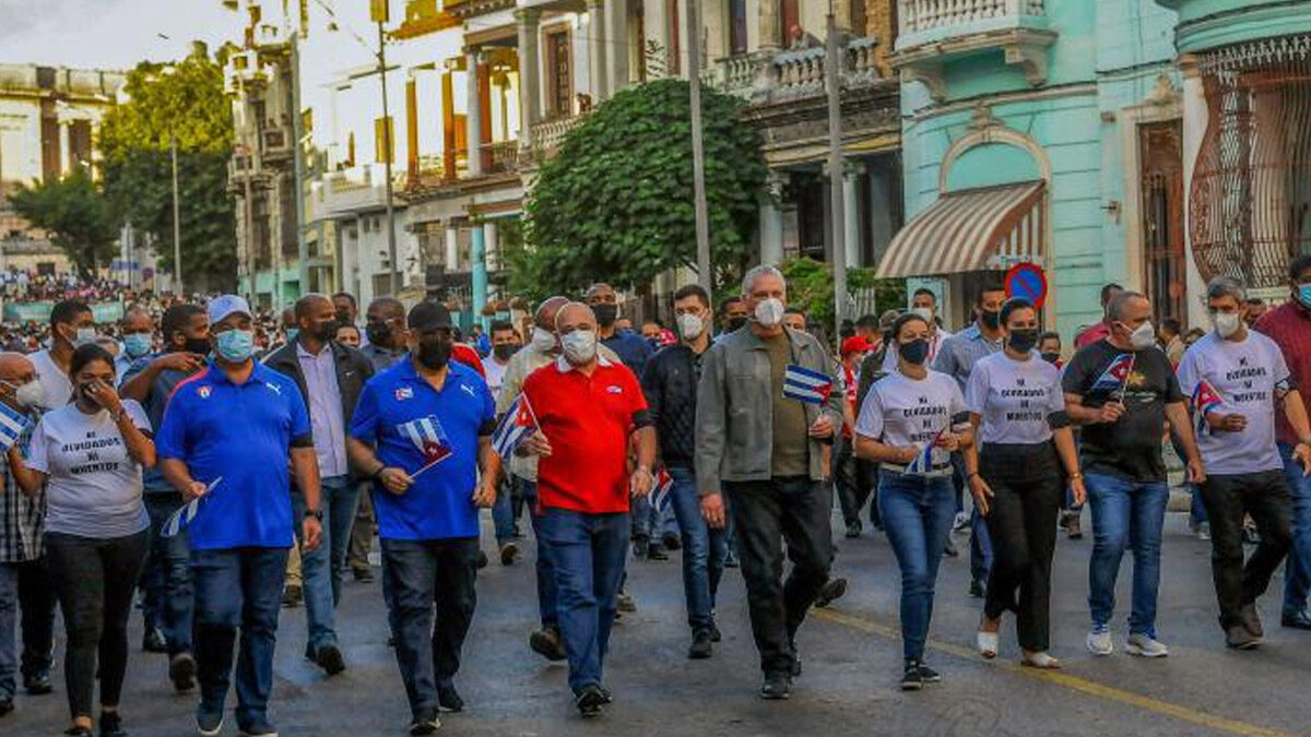 Ο Μιγκέλ Ντίας Κανέλ, Πρόεδρος της Κούβας στην κεφαλή της διαδήλωσης υπεράσπισης της επανάστασης
