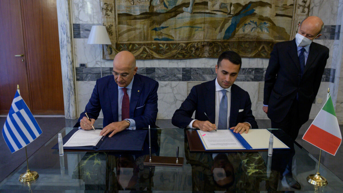Συνάντηση του υπουργού Εξωτερικών Νίκου Δένδια με τον υπουργό Εξωτερικών της Ιταλίας Luigi Di Maio. Κατά την συνάντηση έγινε ανταλλαγή οργάνων επικύρωσης της Συμφωνίας Ελλάδας-Ιταλίας για την Οριοθέτηση των αντιστοίχων θαλασσίων ζωνών