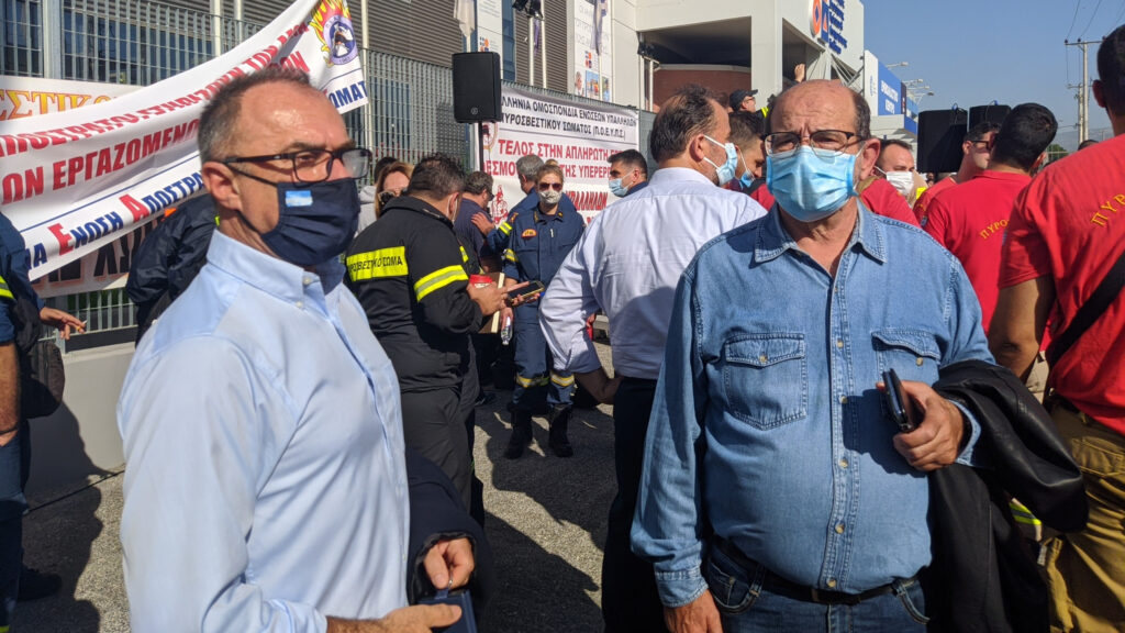 Παρόν στην ένστολη πανελλαδική συγκέντρωση διαμαρτυρίας των πυροσβεστών ο Νίκος Παπαναστάσης, Αντισυνταγματάρχης (ΕΔ) ε.α. και Βουλευτής του ΚΚΕ και Μπάμπης Βορτελίνος, μέλος του Τμήματος ΕΔ και ΣΑ της ΚΕ του ΚΚΕ - 5/11/2021