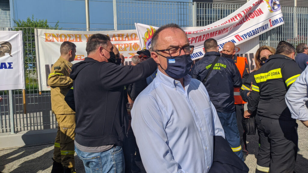 Παρόν στην ένστολη πανελλαδική συγκέντρωση διαμαρτυρίας των πυροσβεστών ο Νίκος Παπαναστάσης, Αντισυνταγματάρχης (ΕΔ) ε.α. και Βουλευτής του ΚΚΕ και Μπάμπης Βορτελίνος, μέλος του Τμήματος ΕΔ και ΣΑ της ΚΕ του ΚΚΕ - 5/11/2021