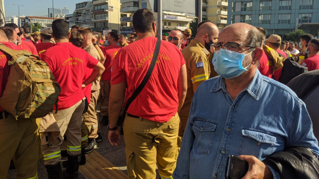Παρόν στην ένστολη πανελλαδική συγκέντρωση διαμαρτυρίας των πυροσβεστών ο Μπάμπης Βορτελίνος, μέλος του Τμήματος ΕΔ και ΣΑ της ΚΕ του ΚΚΕ - 5/11/2021