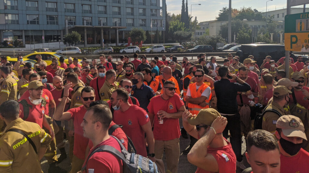 Ένστολη πανελλαδική συγκέντρωση διαμαρτυρίας των πυροσβεστών, έξω από το Υπουργείο Κλιματικής Κρίσης και Πολιτικής Προστασίας - 5/11/2021