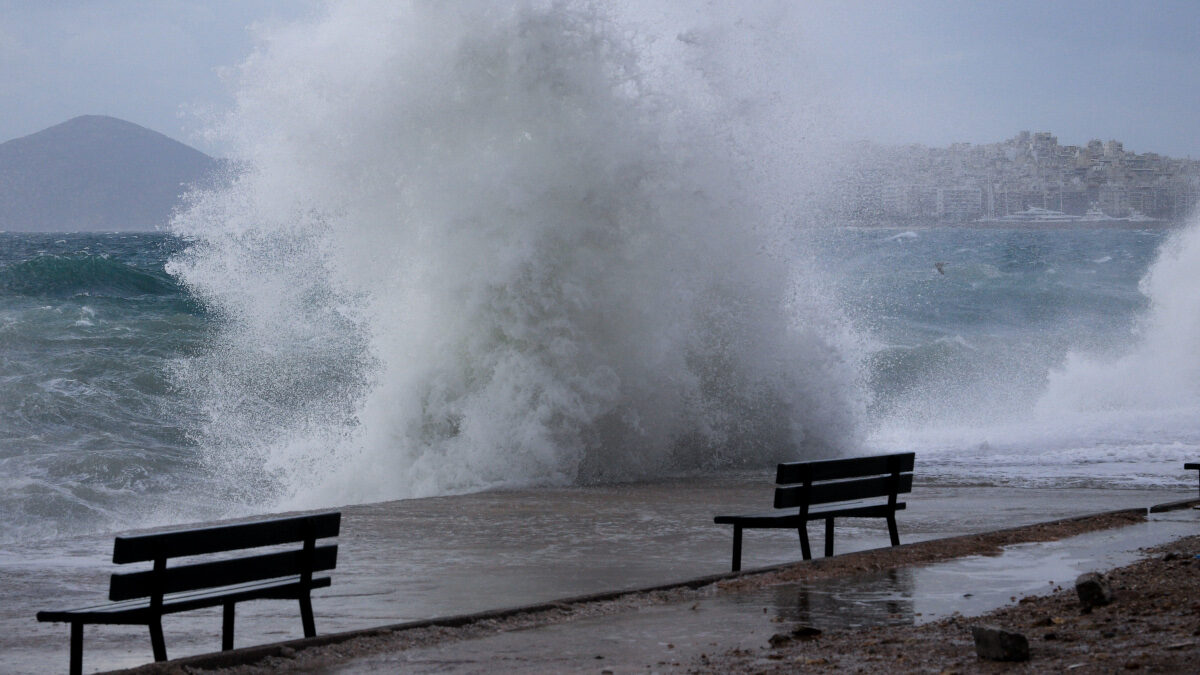 Ισχυροί Νότιοι άνεμοι στη παραλία του Παλαιού Φαλήρου