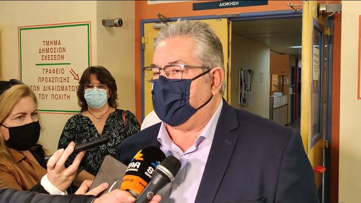 O ΓΓ της ΚΕ του ΚΚΕ Δημήτρης Κουτσούμπας κατά την επίσκεψη του στο Νοσοκομείο της Λιβαδειάς