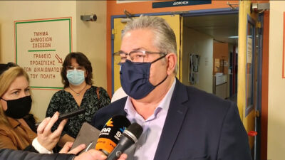 O ΓΓ της ΚΕ του ΚΚΕ Δημήτρης Κουτσούμπας κατά την επίσκεψη του στο Νοσοκομείο της Λιβαδειάς