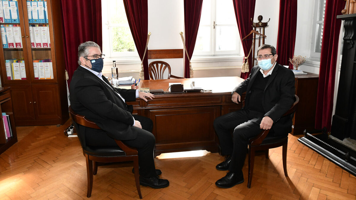 Ο ΓΓ της ΚΕ του ΚΚΕ Δημήτρης Κουτσούμπας με τον δήμαρχο Πατρέων Κώστα Πελετίδη - 24/11/2021