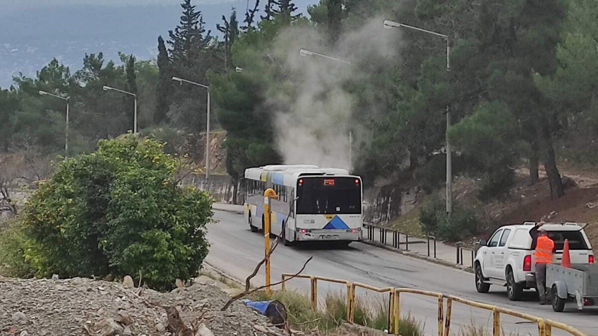 Λεωφορείο στην Πανεπιστημιούπολη βγάζει καπνούς