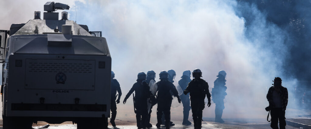 Επίθεση της αστυνομίας στη συγκέντρωση των Πυροσβεστών στο υπουργείο πολιτικής προστασίας