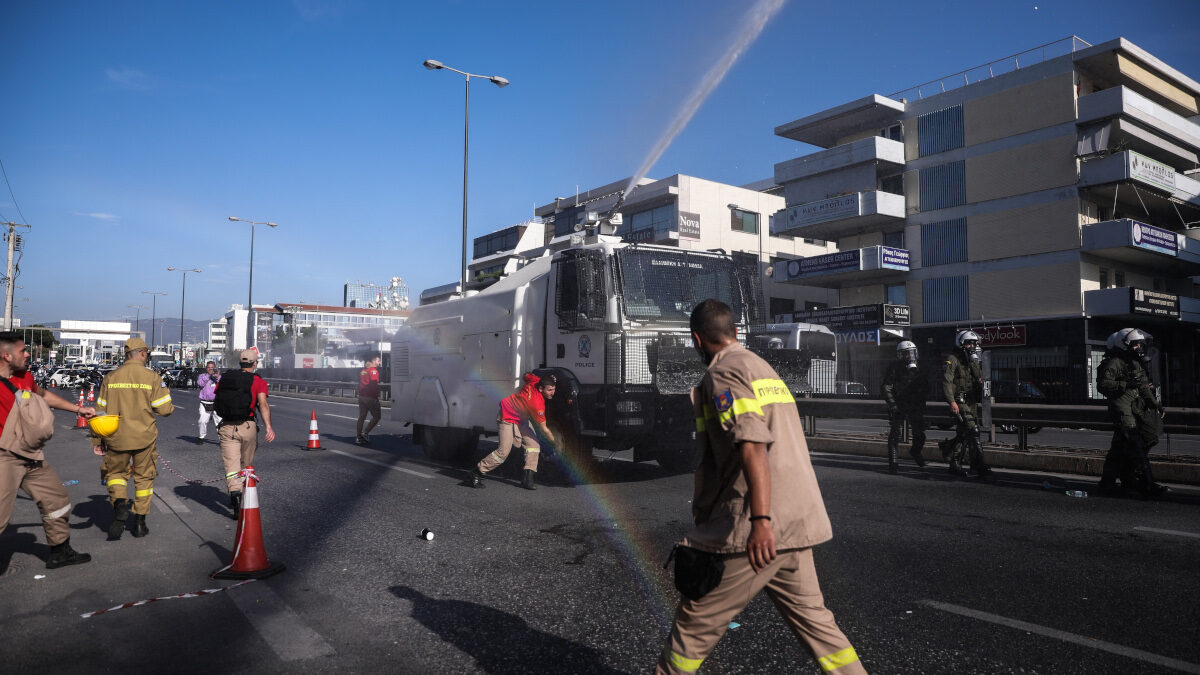 Επίθεση της αστυνομίας στη συγκέντρωση των Πυροσβεστών στο υπουργείο πολιτικής προστασίας