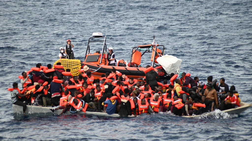 Μετανάστες σε ξύλινο πλοιάριο διασώζονται από τους «Geo Barents» στα ανοιχτά της Λιβύης στη κεντρική Μεσόγειο