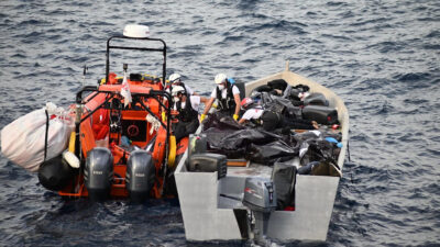 Μετανάστες σε ξύλινο πλοιάριο διασώζονται από τους «Geo Barents» στα ανοιχτά της Λιβύης στη κεντρική Μεσόγειο