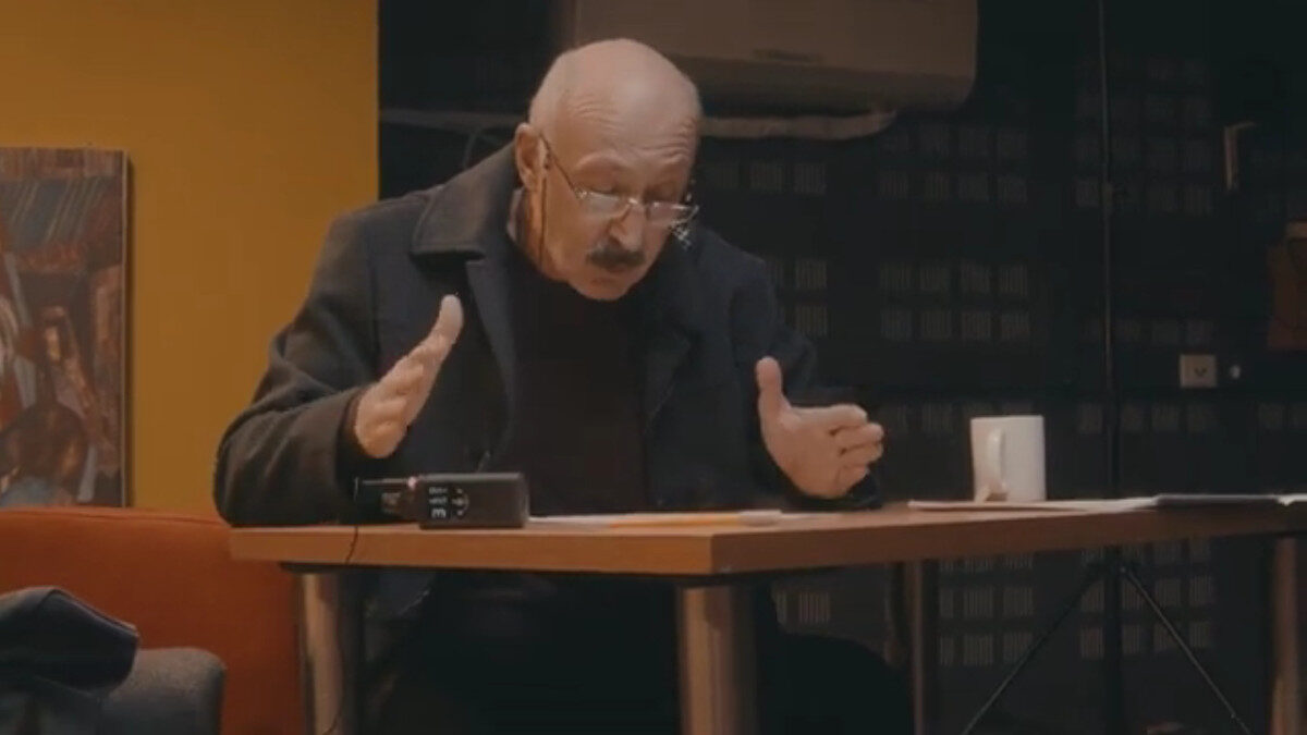 Ο ηθοποιός Παύλος Ορκόπουλος σε ηχογράφηση για το νέο ντοκιμαντέρ "Μακρόνησος", παραγωγής της ΚΕ του ΚΚΕ