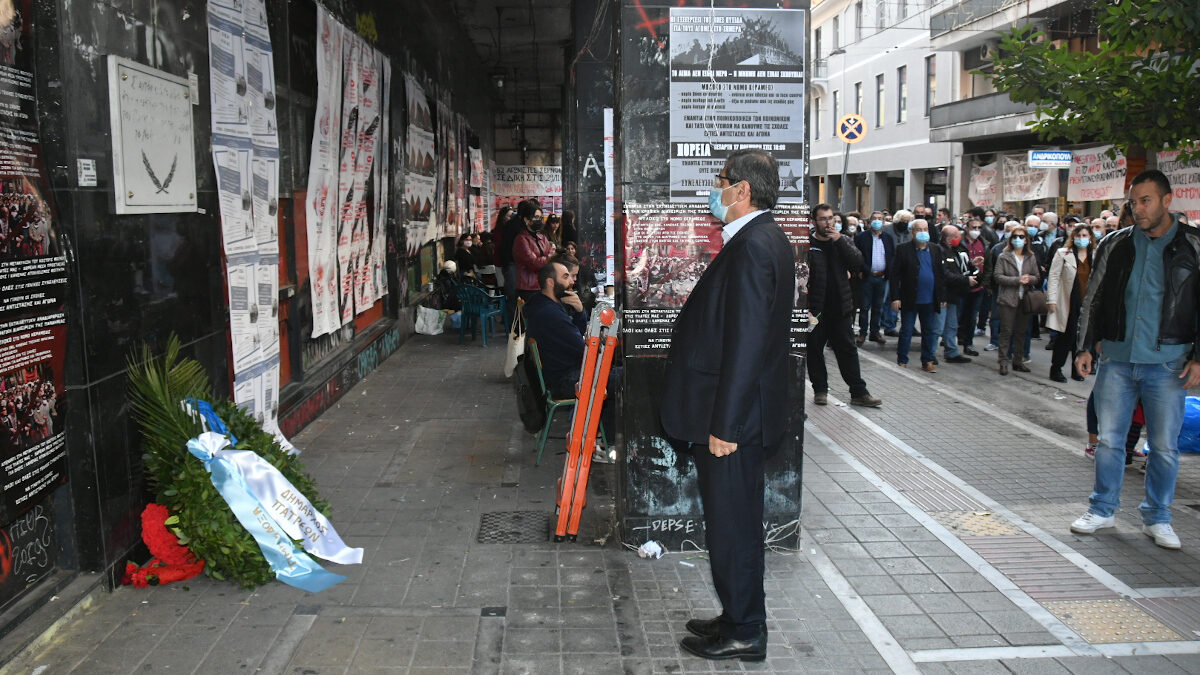 Κατάθεση στεφάνου από τον Δήμαρχο Πατρέων, Κώστα Πελετίδη