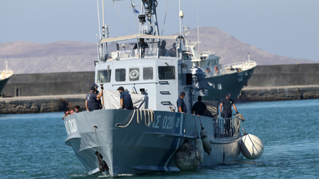 Πλωτό Ανοιχτής Θαλάσσης του Λιμενικού μεταφέρει διασωθέντες μετανάστες στο λιμάνι του Ηρακλείου στην Κρήτη - 2017