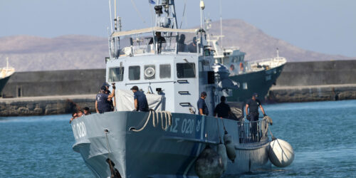Πλωτό Ανοιχτής Θαλάσσης του Λιμενικού μεταφέρει διασωθέντες μετανάστες στο λιμάνι του Ηρακλείου στην Κρήτη - 2017