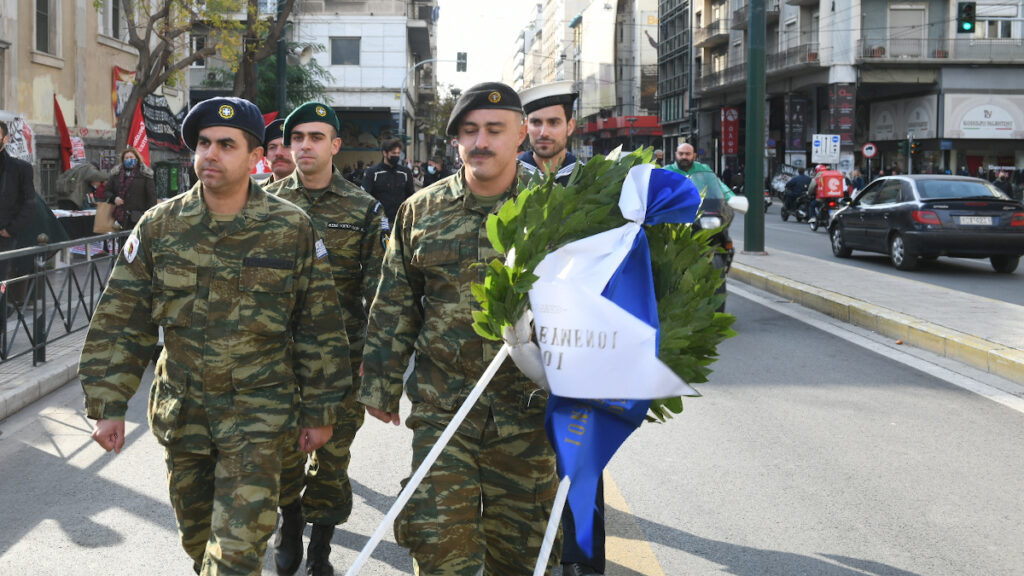 Κατάθεση στεφάνου από στρατευμένους στο μνημείο για τους πεσόντες της εξέγερσης του Πολυτεχνείου 1973 - 16/11/21 / Πηγή: ALT.GR