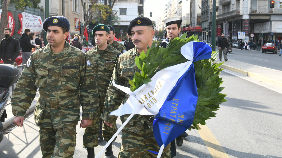 Κατάθεση στεφάνου από στρατευμένους στο μνημείο για τους πεσόντες της εξέγερσης του Πολυτεχνείου 1973 - 16/11/21 / Πηγή: ALT.GR
