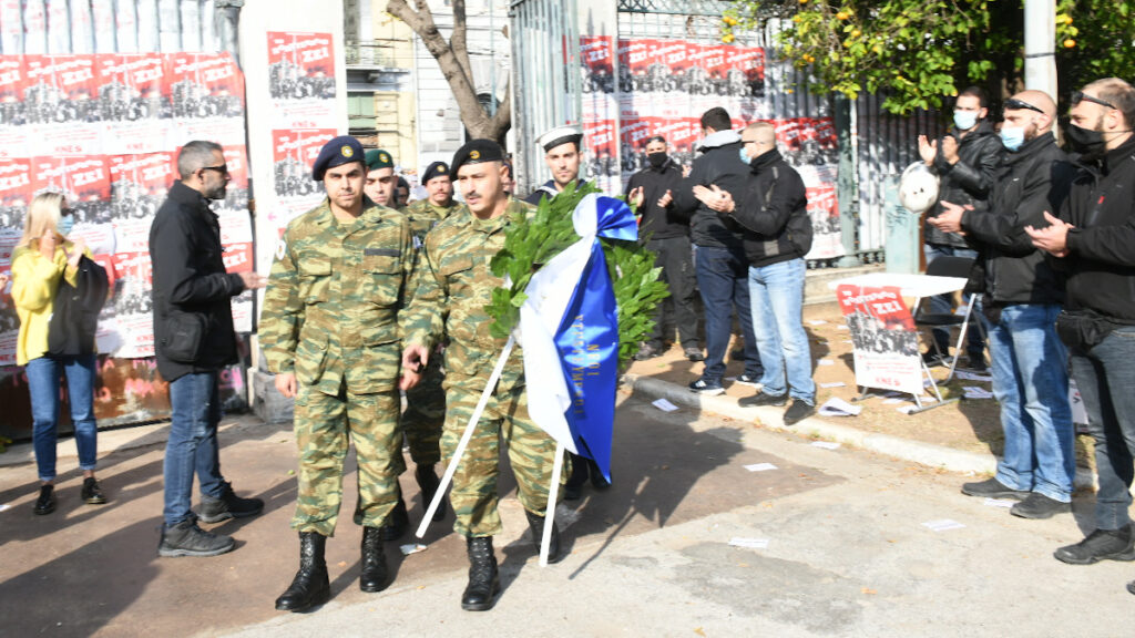 Κατάθεση στεφάνου από στρατευμένους στο μνημείο για τους πεσόντες της εξέγερσης του Πολυτεχνείου 1973 - 16/11/21 / Πηγή: ALT.GR