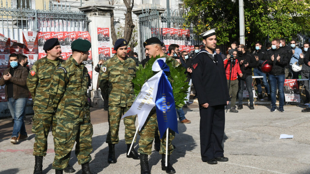Κατάθεση στεφάνου από στρατευμένους στο μνημείο για τους πεσόντες της εξέγερσης του Πολυτεχνείου 1973 - 16/11/21 / Πηγή: ALT.GR