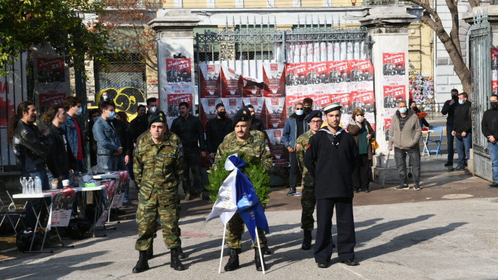 Κατάθεση στεφάνου από στρατευμένους στο μνημείο για τους πεσόντες της εξέγερσης του Πολυτεχνείου 1973 - 16/11/21 / Πηγή: ALT.GR