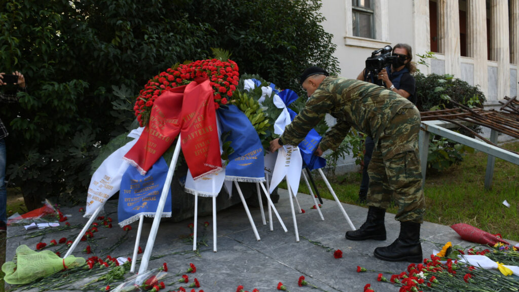 Κατάθεση στεφάνου από στρατευμένους στο μνημείο για τους πεσόντες της εξέγερσης του Πολυτεχνείου 1973 - 16/11/21 / Πηγή: ALT.GR