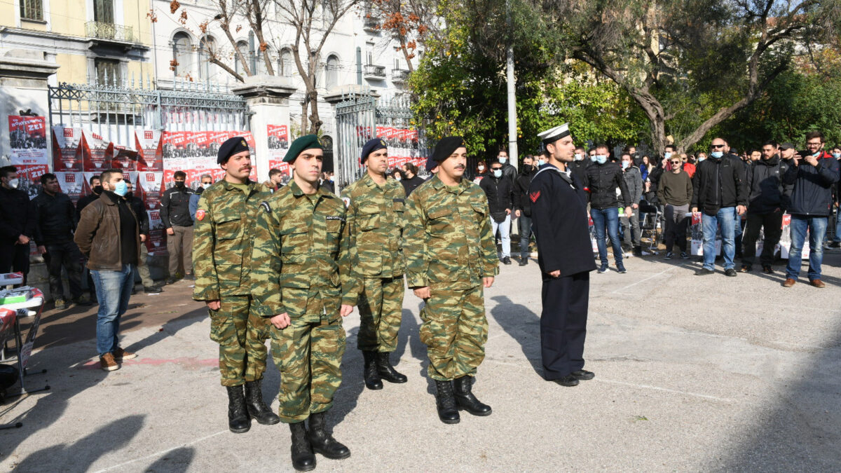 Κατάθεση στεφάνου από στρατευμένους στο μνημείο για τους πεσόντες της εξέγερσης του Πολυτεχνείου 1973 - 16/11/21 / Πηγή: ALT.GR