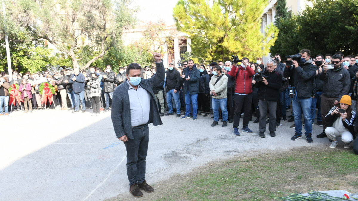 Κατάθεση στεφάνου στο μνημείο της Εξέγερσης του Πολυτεχνείου 1973 κατέθεσαν αντιπροσωπίες της ΚΕ του ΚΚΕ και του ΚΣ της ΚΝΕ - 16/11/2021