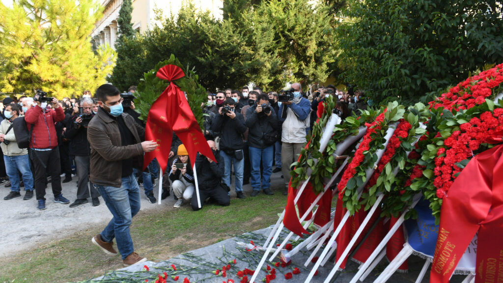 Κατάθεση στεφάνου στο μνημείο της Εξέγερσης του Πολυτεχνείου 1973 κατέθεσαν αντιπροσωπίες της ΚΕ του ΚΚΕ και του ΚΣ της ΚΝΕ - 16/11/2021