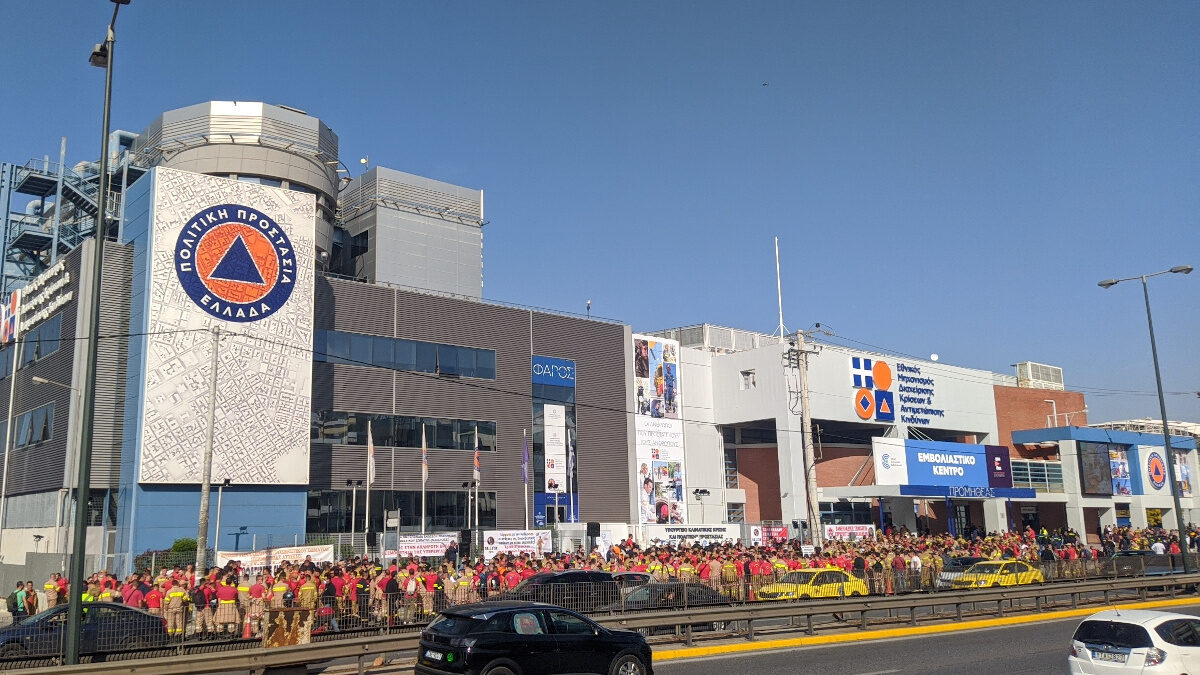 Ένστολη πανελλαδική συγκέντρωση διαμαρτυρίας των πυροσβεστών, έξω από το Υπουργείο Κλιματικής Κρίσης και Πολιτικής Προστασίας - 5/11/2021