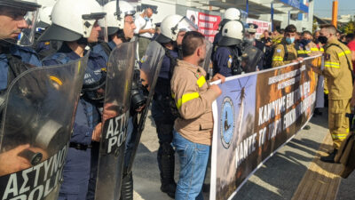 Ένστολη πανελλαδική συγκέντρωση διαμαρτυρίας των πυροσβεστών, έξω από το Υπουργείο Κλιματικής Κρίσης και Πολιτικής Προστασίας - 5/11/2021